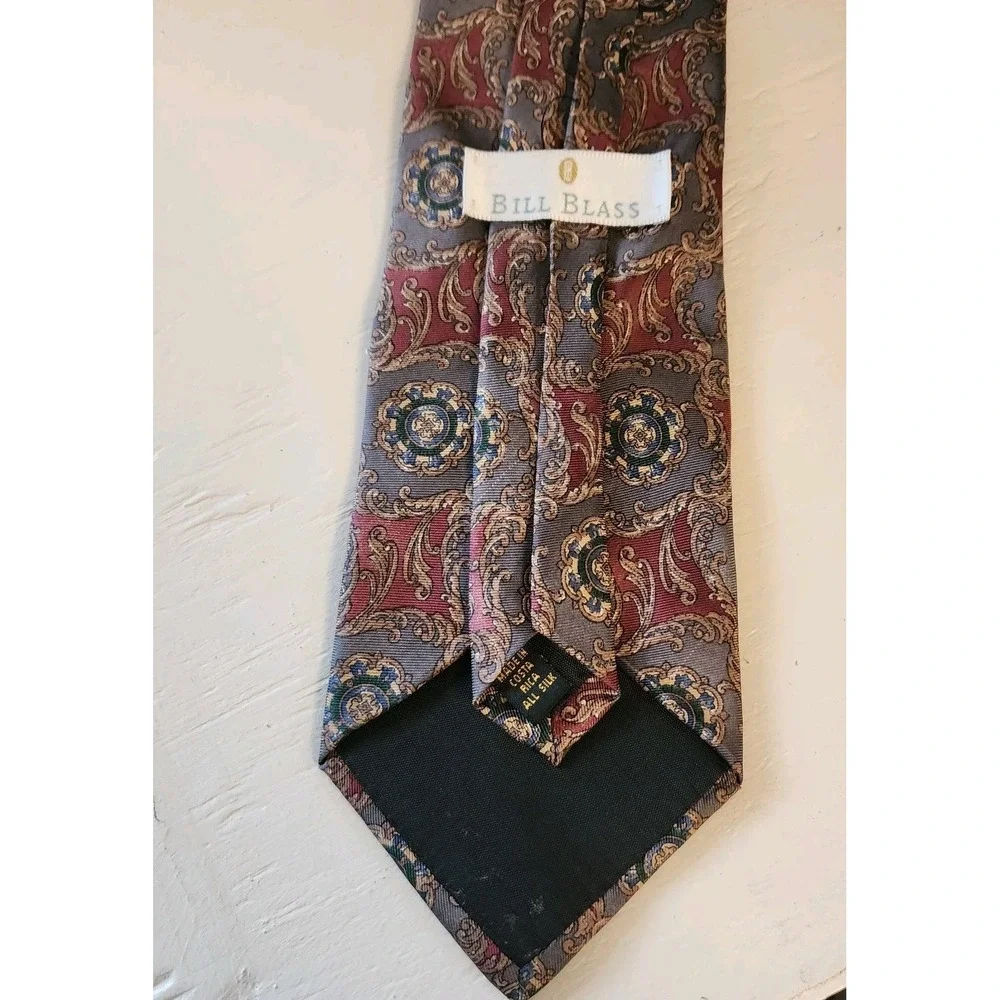 Men's Bill Blass Tie 100% Silk In Burgandy/ Blue Abstract